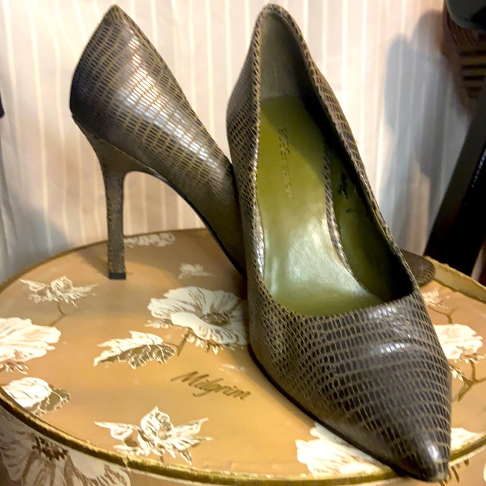 Grey pumps
